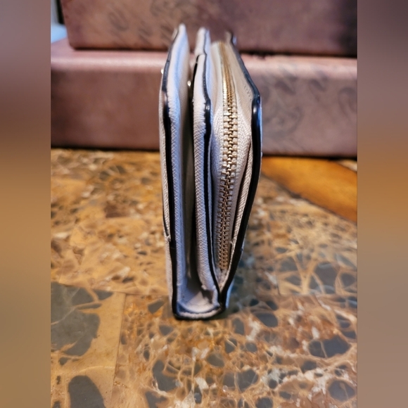 Kate Spade 2-tone wallet - Picture 4 of 10